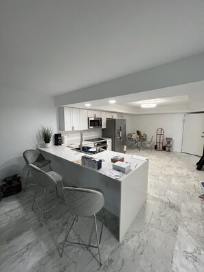 冰箱、微波炉、烤箱、炉灶