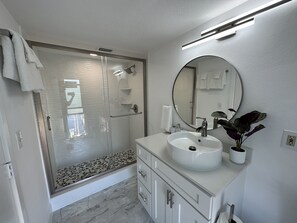 淋浴设施、毛巾、肥皂、洗发水