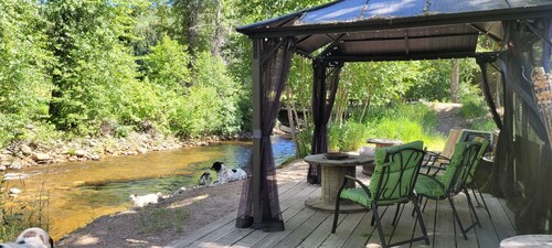  cozy studio cabin on 20 scenic acres over looking mountains and Hayes creek