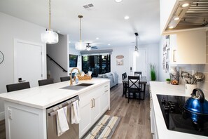 Refrigerador, microondas, horno y parrilla de estufa 