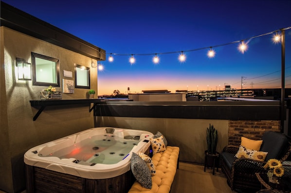 Tina de hidromasaje al aire libre