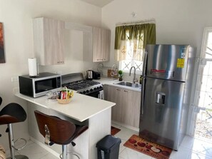 Refrigerador, microondas, horno y tetera eléctrica 