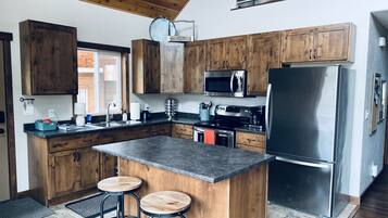 Een koelkast, een magnetron, een oven, een kookplaat