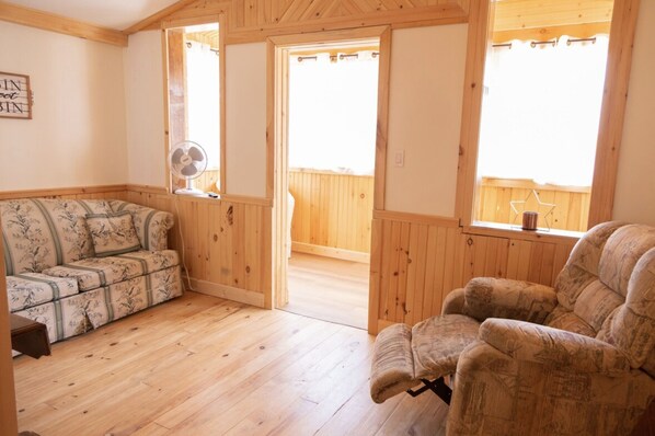 Smart TV - C7 - Cozy Lakeside Cottage in Temiskaming Shores (Cobalt)