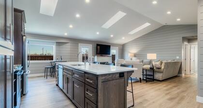 Newly remodeled, sleeps 6, with private backyard! Close to Walla Walla, WA