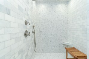 Dusche, Haartrockner, Handtücher, Seife
