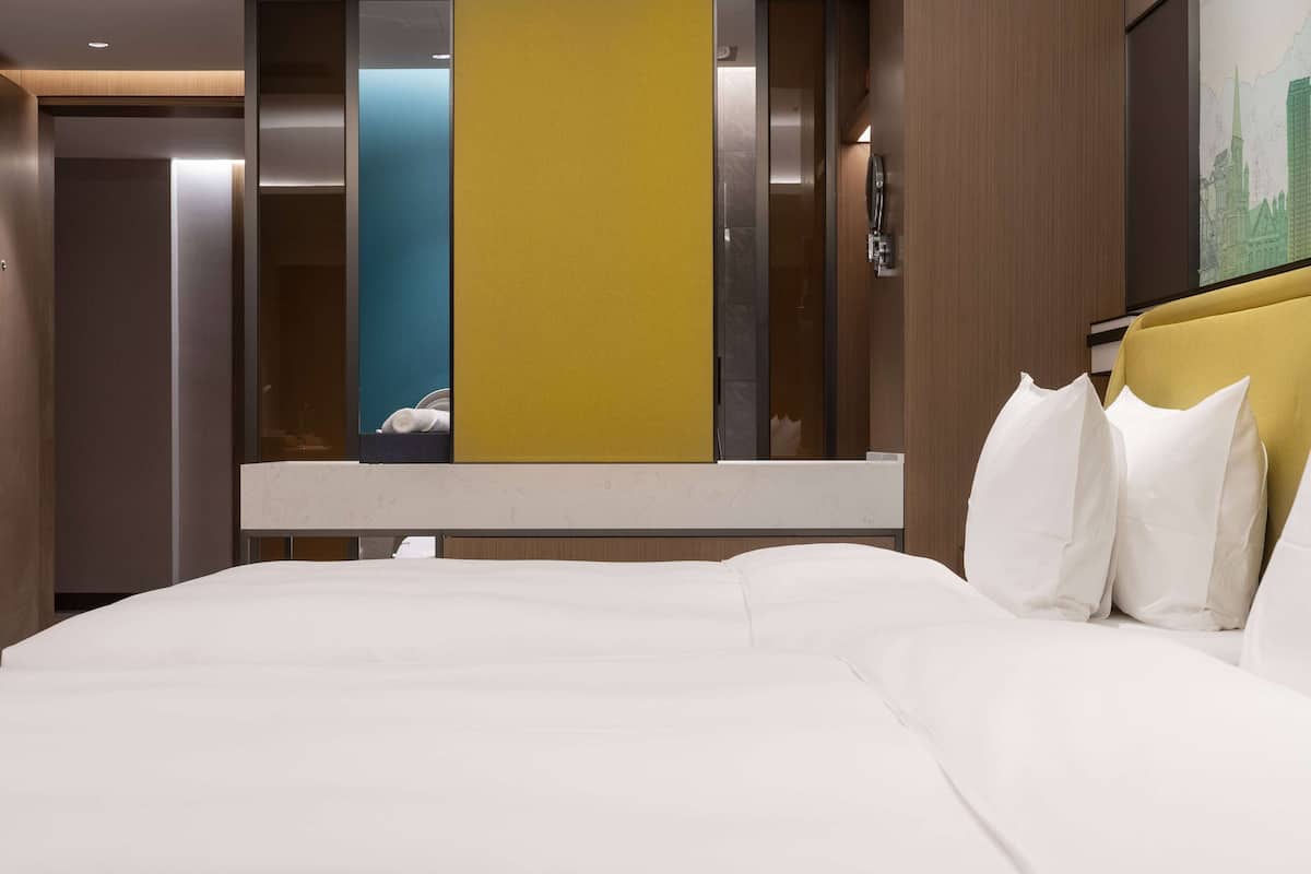 Habitación Deluxe, 2 camas dobles, no fumadores | Minibar, tabla de planchar con plancha, wifi gratis y ropa de cama