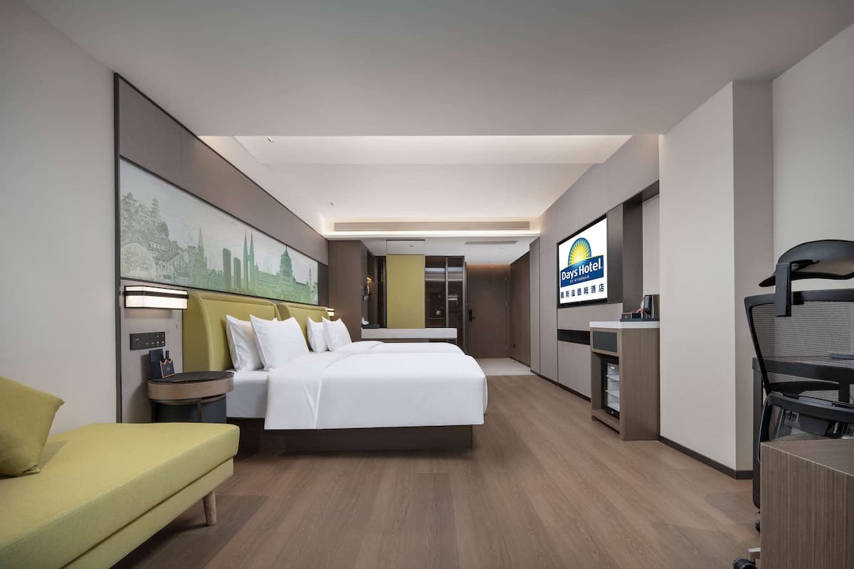 Habitación familiar, varias camas, no fumadores | Minibar, tabla de planchar con plancha, wifi gratis y ropa de cama