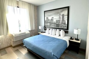 Quarto, 1 cama King, para não fumantes | Cofres nos quartos, ferros/tábuas de passar roupa, Wi-Fi de cortesia