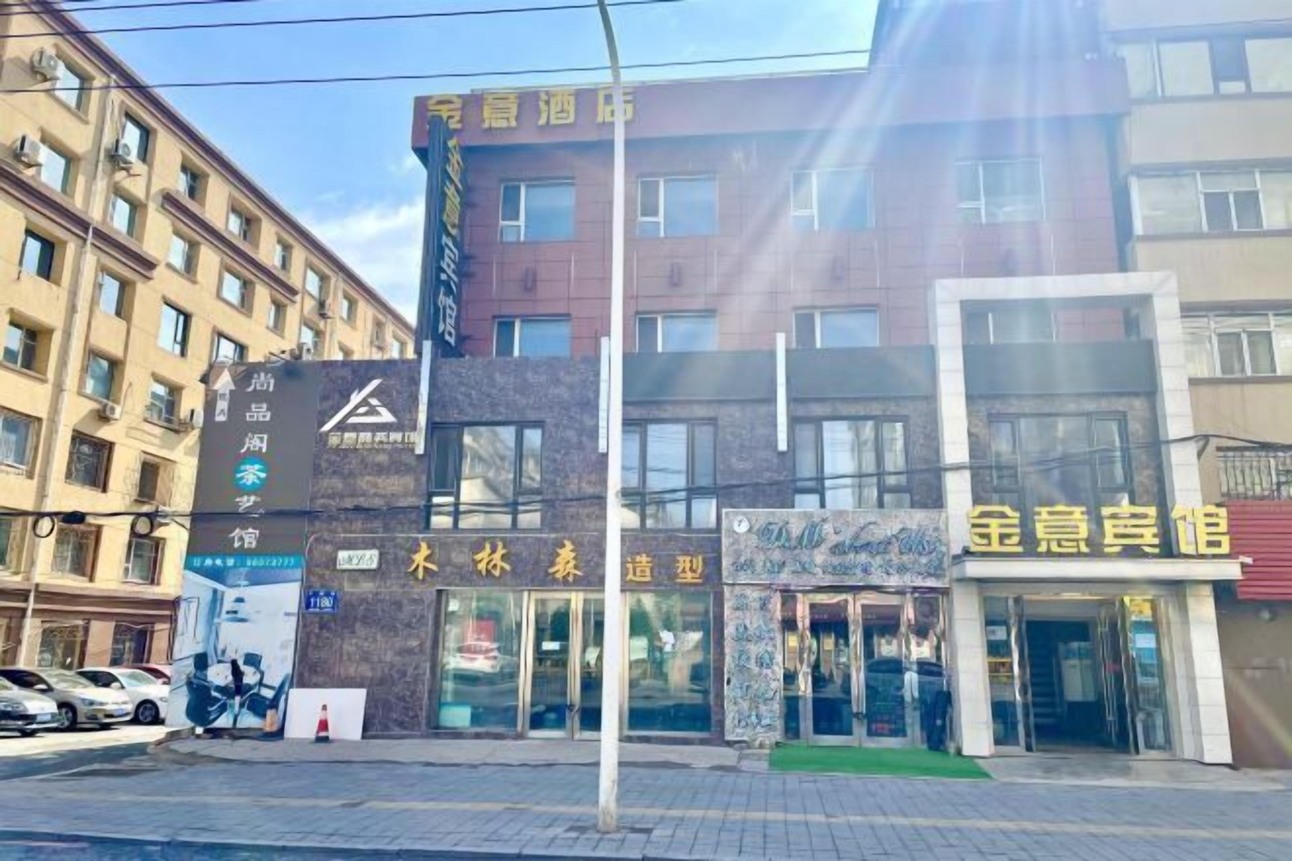 Ein Hotel mit mehreren Läden, darunter ein Spa und ein Bekleidungsgeschäft.