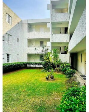 Exterior - Uptown Kingston, 2BR, Gated, A/C, Wi-Fi, Spacious (Kingston 10)