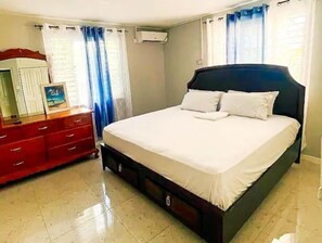 2 bedrooms, free WiFi, bed sheets - Uptown Kingston, 2BR, Gated, A/C, Wi-Fi, Spacious (Kingston 10)