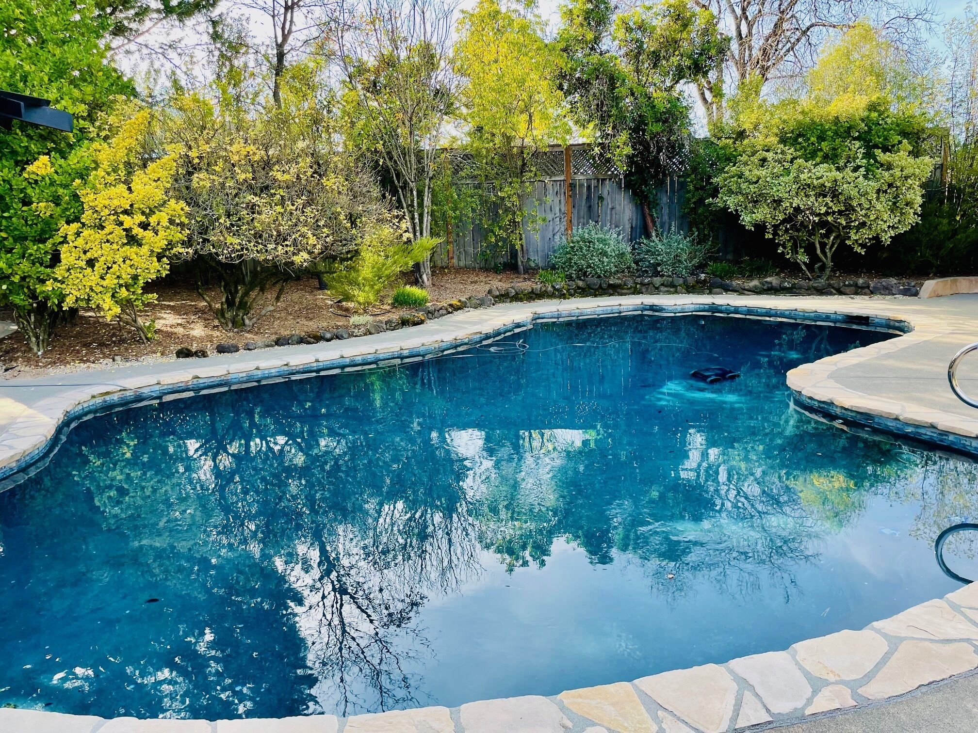 Een buitenzwembad en een verwarmd zwembad