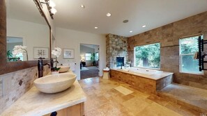 Douche, baignoire à remous, séchoir à cheveux, serviettes fournies