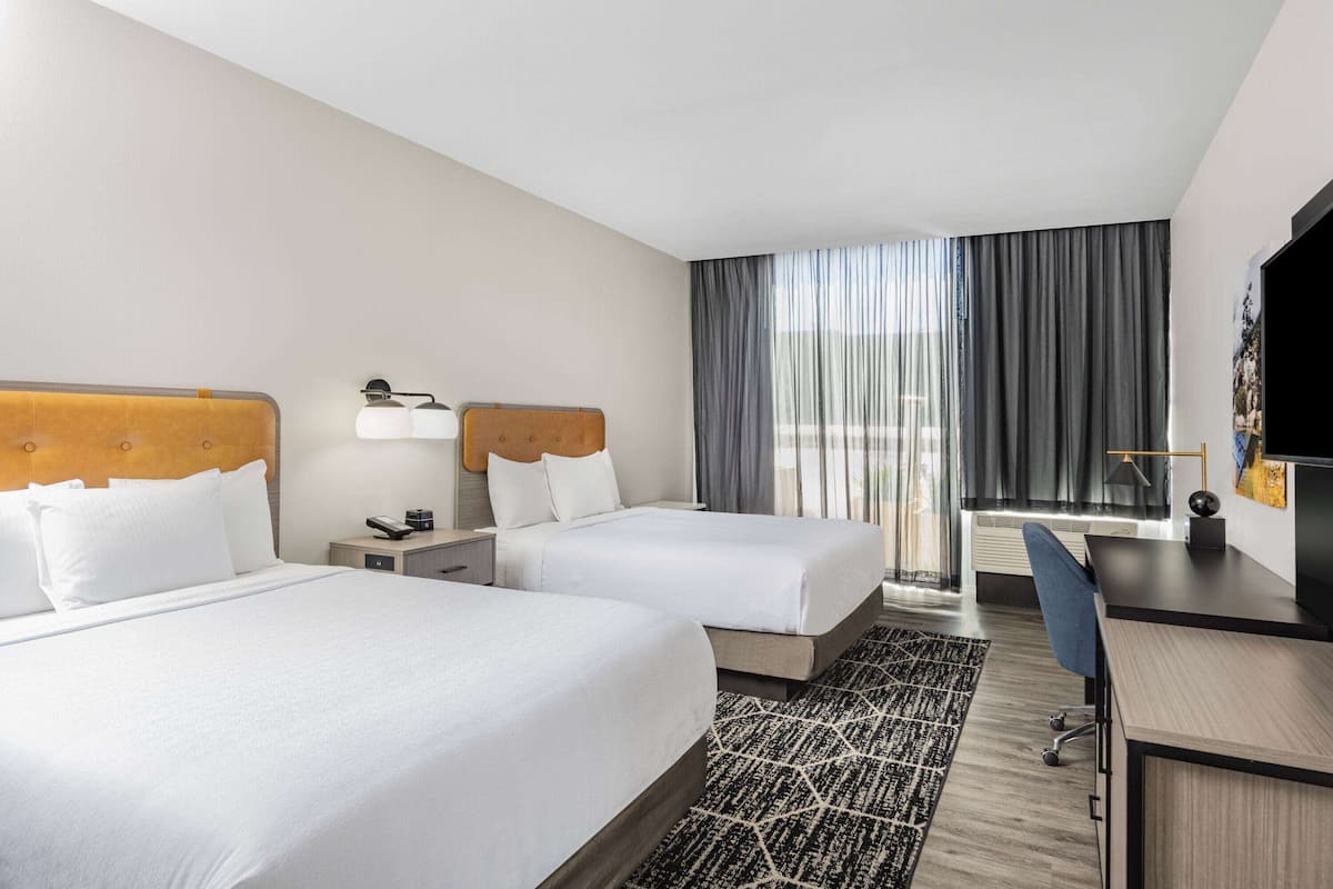 Kamer, 2 queensize bedden, niet-roken (Mobility/Hearing, Roll-In Shower) | Een bureau, een laptopwerkplek, een strijkplank/strijkijzer, gratis wifi