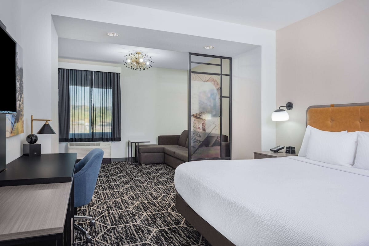 Suite, 1 kingsize bed, niet-roken | Een bureau, een laptopwerkplek, een strijkplank/strijkijzer, gratis wifi