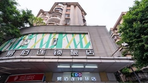 Um edifício com uma placa que diz "Easy Travel Store" e outra placa indicando o preço de 100.