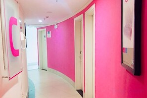 A hallway with a curved ceiling and a pink wall. - 100 Hotel (Guangzhou Panyu Shiqiao Metro Station) (Guangzhou)