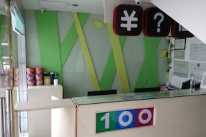 A reception desk with a sign indicating the number 100, a currency symbol, and a question mark. - 100 Hotel (Guangzhou Panyu Shiqiao Metro Station) (Guangzhou)