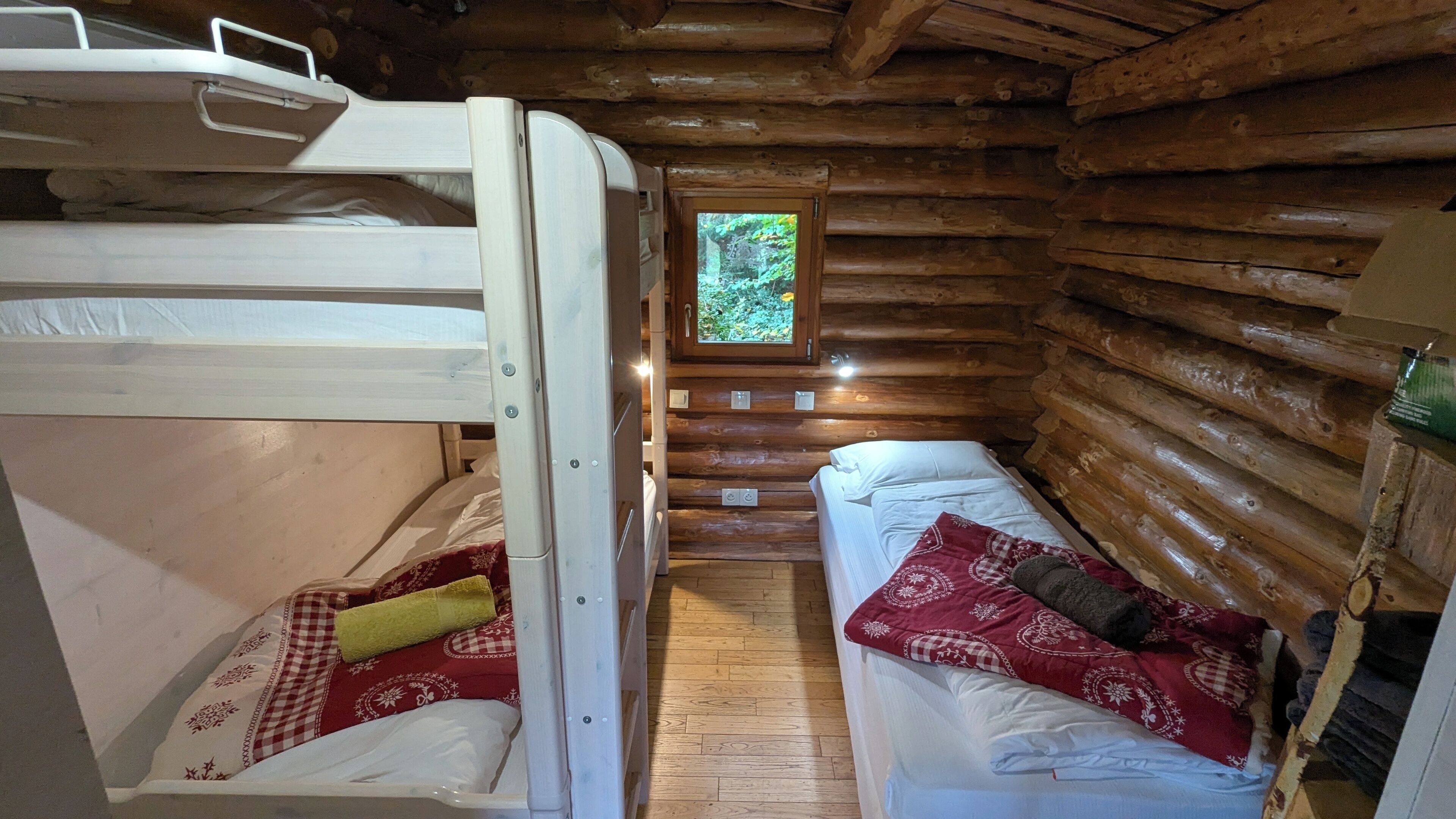 2 chambres, fer et planche à repasser, lit parapluie, Wi-Fi gratuit