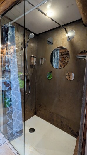 Douche, articles de toilette écologiques, séchoir à cheveux