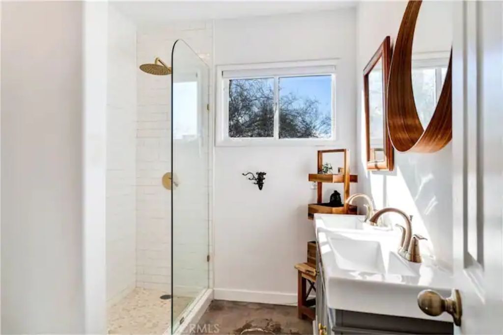 Douche, sèche-cheveux, serviettes fournies, savon