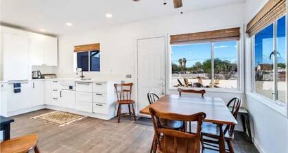 Cozy Fresh Desert Hideaway, 5 mins to Joshua Tree, sleeps 8
