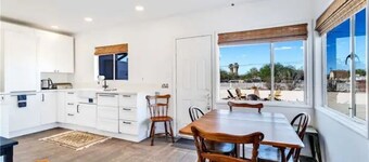Cozy Fresh Desert Hideaway, 5 mins to Joshua Tree, sleeps 8