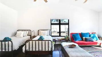 3 chambres, bureau, fer et planche Ă  repasser, lit parapluie