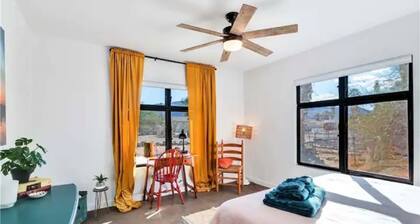Cozy Fresh Desert Hideaway, 5 mins to Joshua Tree, sleeps 8