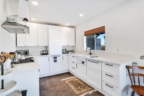 Cozy Fresh Desert Hideaway, 5 mins to Joshua Tree, sleeps 8