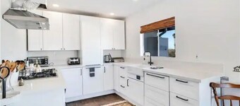 Cozy Fresh Desert Hideaway, 5 mins to Joshua Tree, sleeps 8