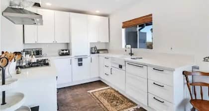 Cozy Fresh Desert Hideaway, 5 mins to Joshua Tree, sleeps 8