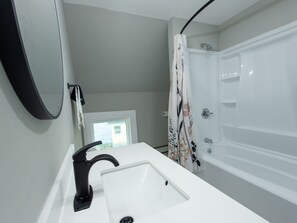 Haartrockner, Handtücher, Seife, Shampoo