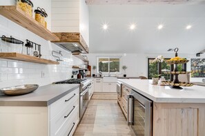 Fridge, microwave, oven, stovetop - Luxury Estate – Views, Pool, 100 Yard Golf Hole (Calistoga)