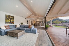 Smart TV, fireplace, table tennis, books - Luxury Estate – Views, Pool, 100 Yard Golf Hole (Calistoga)