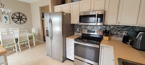 Refrigerador, microondas, horno y parrilla de estufa