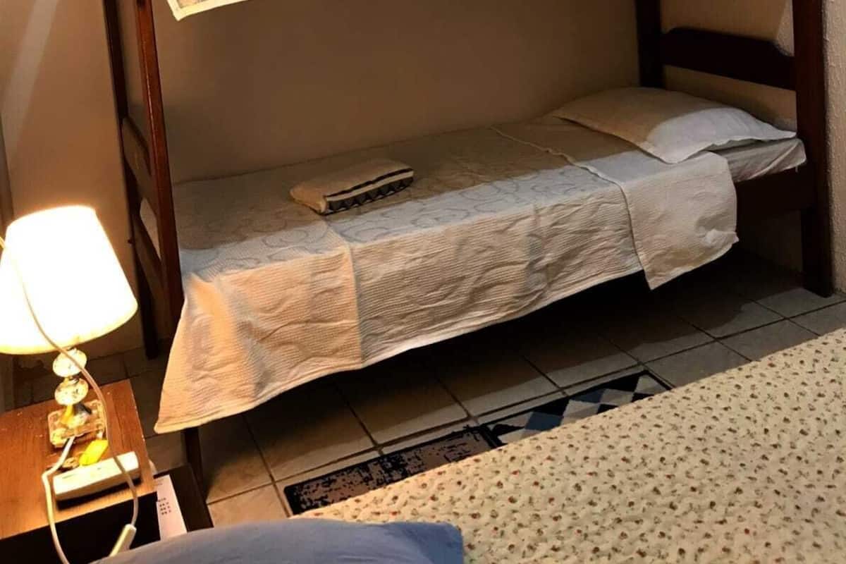 Habitación cuádruple económica | Wifi gratis y ropa de cama