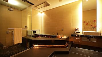 Chambre Double Confort | Salle de bain | Baignoire et douche séparées, baignoire à jets, douche à « effet pluie »