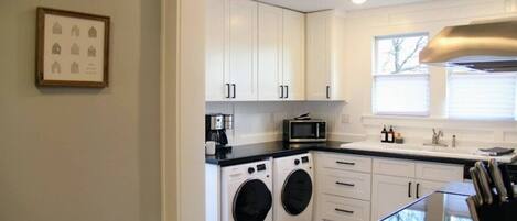 Een koelkast, een microgolfoven, een oven, een kookplaat