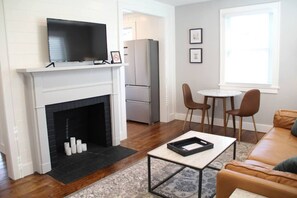 Télévision, cheminée