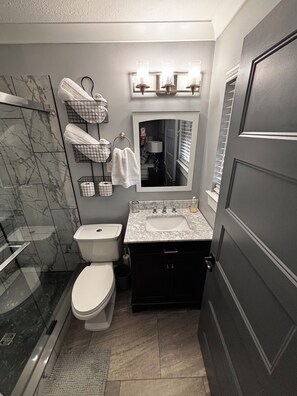 Shower, hair dryer, towels, toilet paper - Renovated ranch home, 10 mins from Lee University-25 mins to Chattanooga Airport (Cleveland)