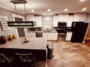 Fridge, microwave, oven, stovetop - Renovated ranch home, 10 mins from Lee University-25 mins to Chattanooga Airport (Cleveland)