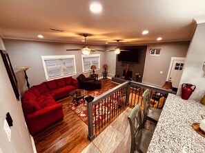 Smart TV, fireplace - Renovated ranch home, 10 mins from Lee University-25 mins to Chattanooga Airport (Cleveland)