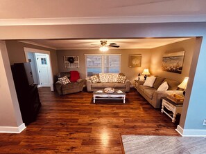 Smart TV, fireplace - Renovated ranch home, 10 mins from Lee University-25 mins to Chattanooga Airport (Cleveland)