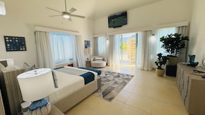 7 Schlafzimmer, Zimmersafe, Schreibtisch, Bügeleisen/Bügelbrett