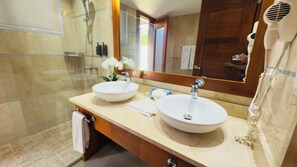 Dusche, Whirlpool, Haartrockner, Handtücher