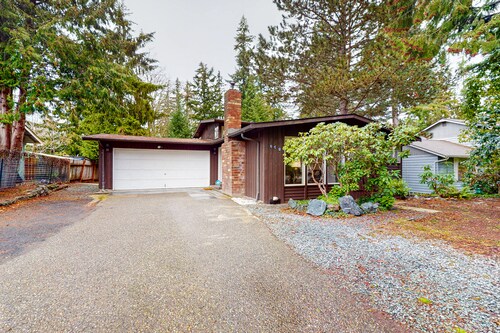 Split-level home with 2 fireplaces & backyard - near downtown & Lake Whatcom