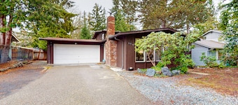 Split-level home with 2 fireplaces & backyard - near downtown & Lake Whatcom
