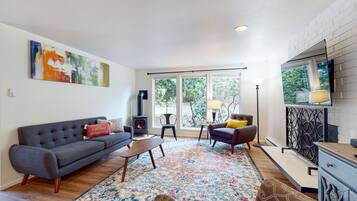 Een televisie en een open haard